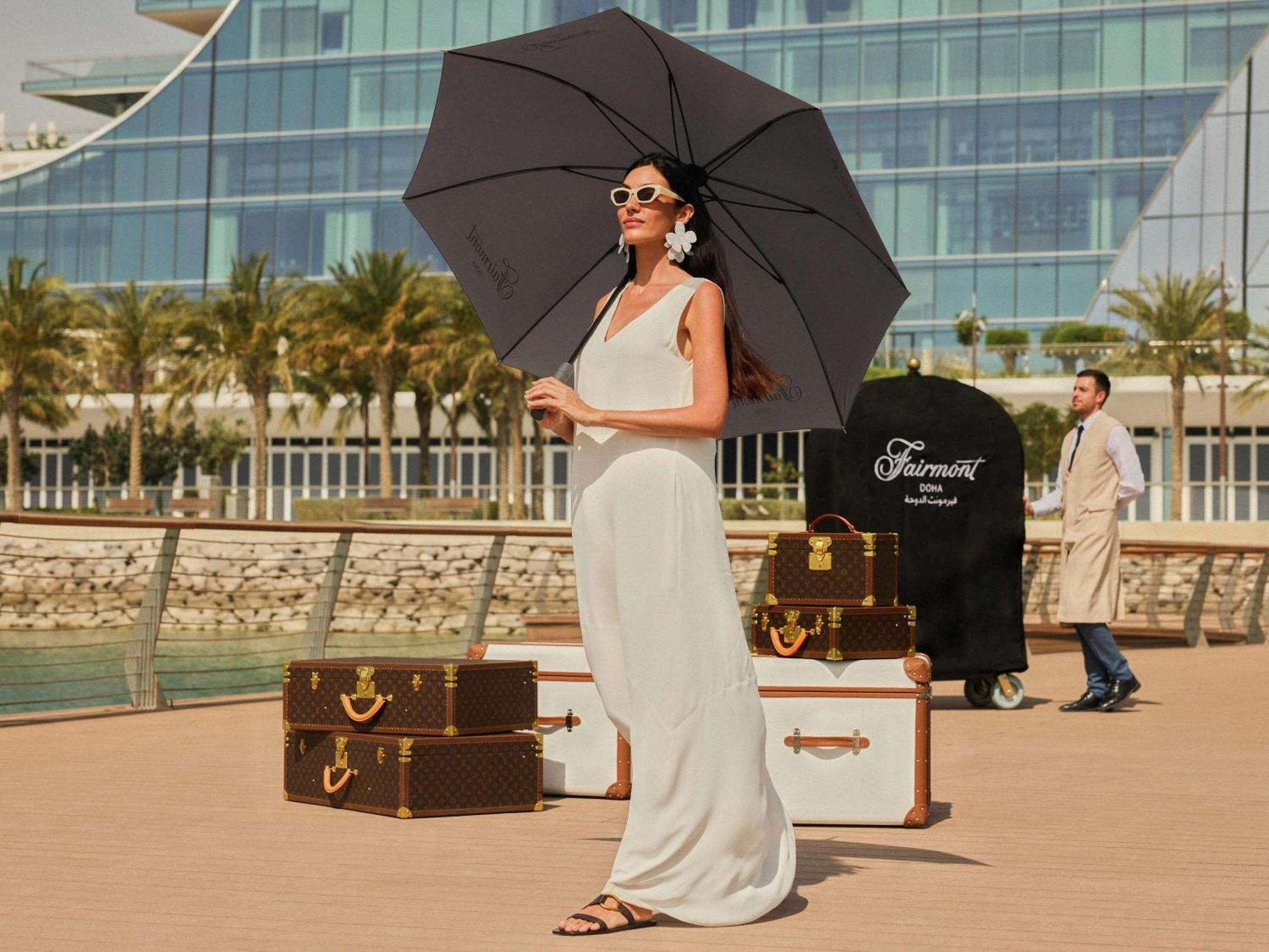 ホテル Fairmont Doha Lusail エクステリア 写真 A woman with a large umbrella
