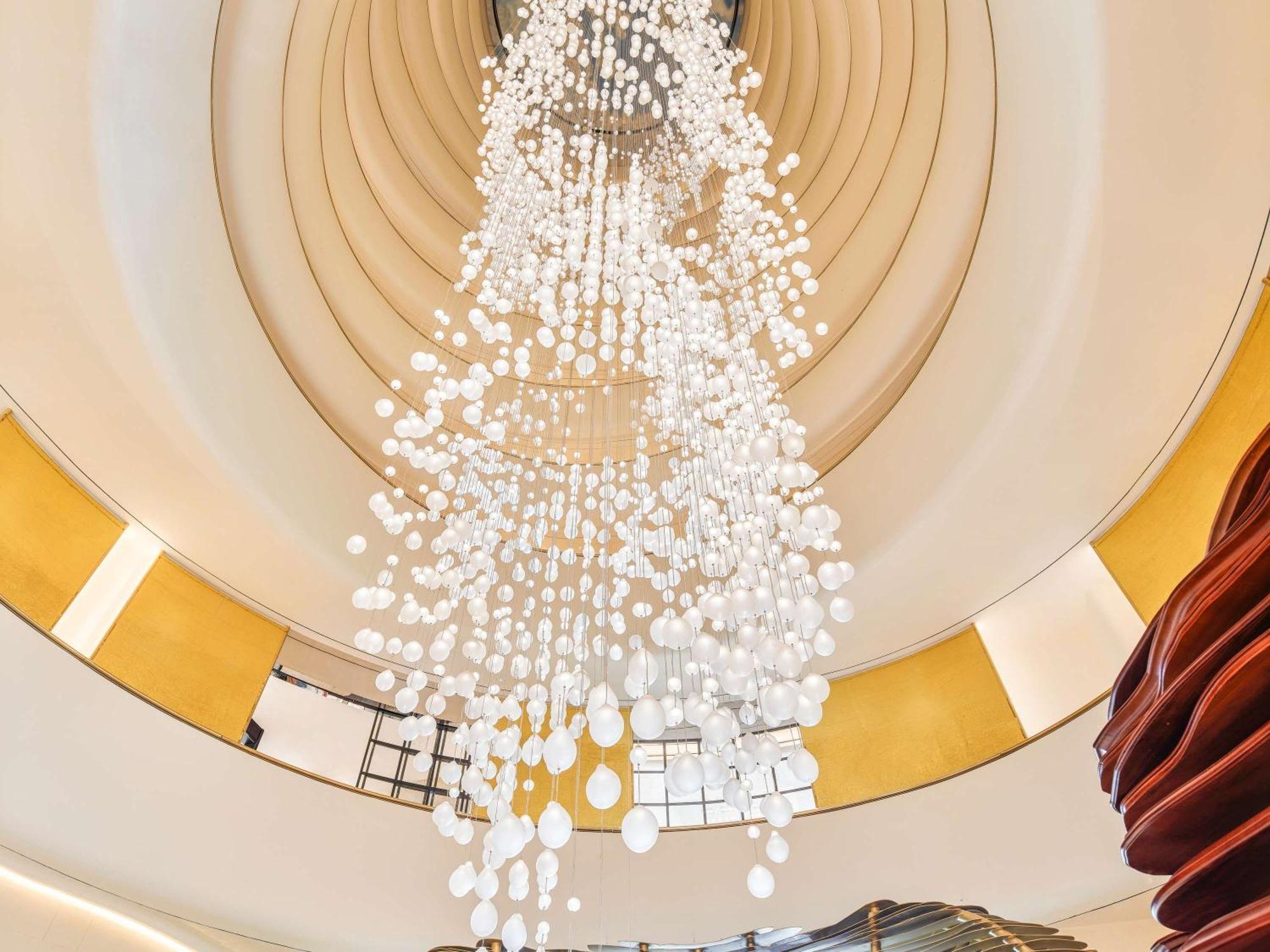 ホテル Fairmont Doha Lusail エクステリア 写真 The chandelier at the lobby